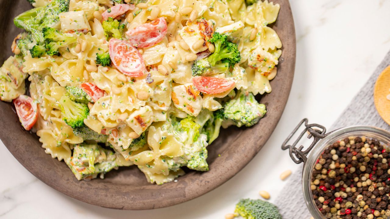 Szybka sałatka makaronowa z halloumi. Znika w mgnieniu oka, taka jest dobra