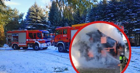 Pożar drewnianego domu w Sypniewie. Strażacy walczą z ogniem