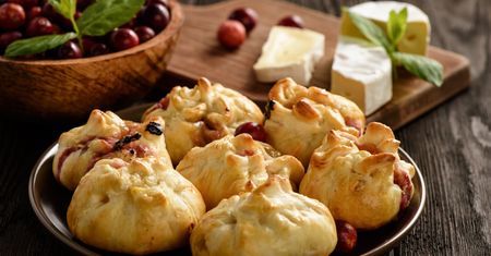 Camembert zapiekany w cieście francuskim