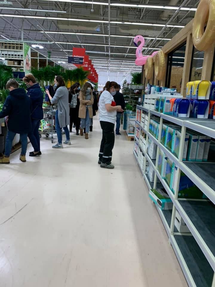 Lockdown. Kolejki w sklepie budowlanym.