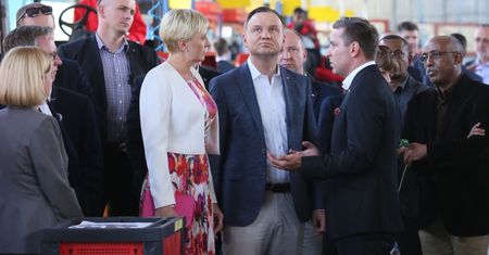 Duda przemawia wśród traktorów (ZDJĘCIA)