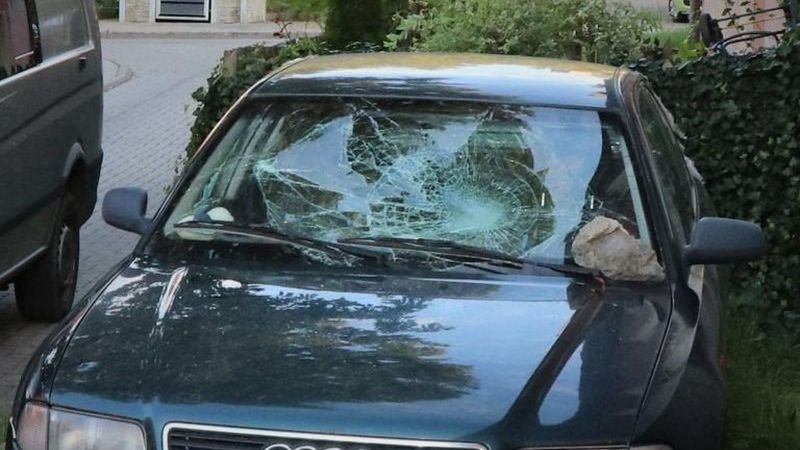 Jedno z uszkodzonych aut