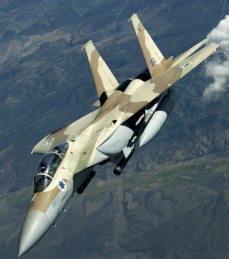 F-15 zderzył się w powietrzu z innym samolotem. Pilot wylądował tylko z jednym skrzydłem 4