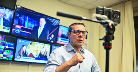 Adamczyk opuszcza budynek TAI. I miota oskarżenia w stronę Tuska