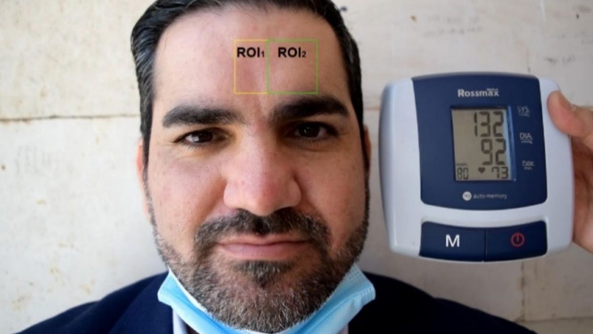 Aparat z algorytmem sztucznej inteligencja śledzi 2 obszary na czole i na ich podstawie dokonuje pomiaru ciśnienia.