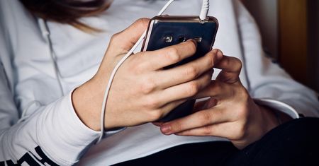 Zakaz smartfonów w szkołach? Polacy popierają