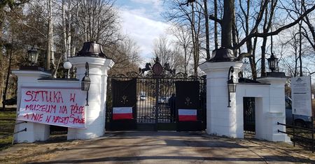 Pracownicy stadniny w Janowie Podlaskim pilnują bramy. Nie wpuszczą nowej prezes