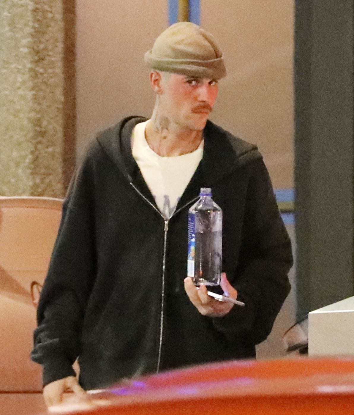 Osowiały Justin Bieber włóczy się samotnie po mieście