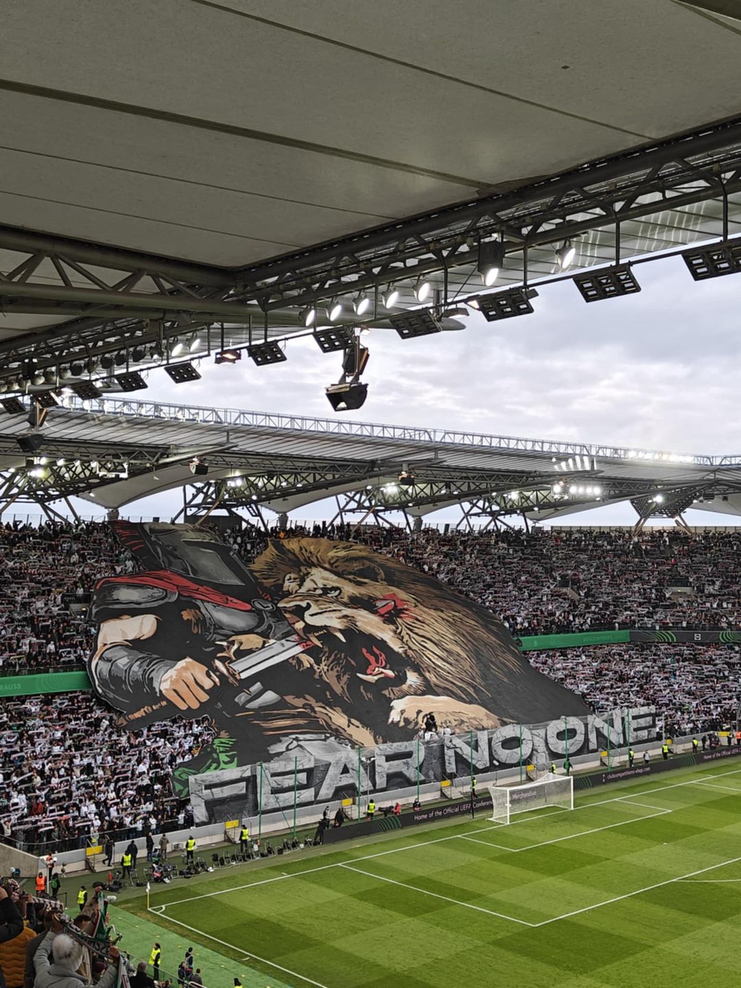 Oprawa kibiców Legii Warszawa przed meczem z Chelsea FC