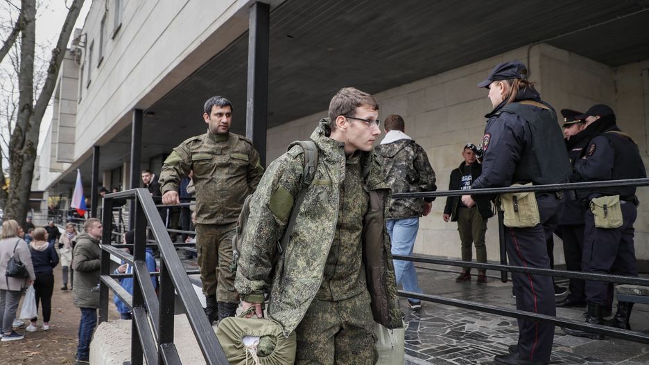 Russian conscripted men at a Moscow recruiting office during Russia's partial military mobilization
epa10238558 Russian conscripted men walk to bus near a recruiting office during Russia's partial military mobilization in Moscow, Russia, 12 October 2022. Russian President Putin announced in a televised address to the nation on 21 September, that he signed a decree on partial mobilization in the Russian Federation due to the conflict in Ukraine. Russian Defense Minister Shoigu said that 300,000 people would be called up for service as part of the move.  EPA/YURI KOCHETKOV 
Dostawca: PAP/EPA.
YURI KOCHETKOV