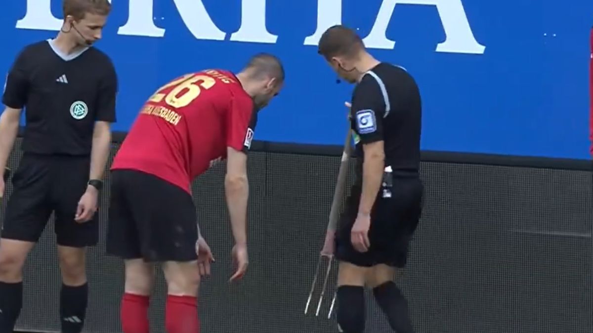 Na zdjęciu: sędzia Patrick Ittrich i defensor Aleksandar Vukotić