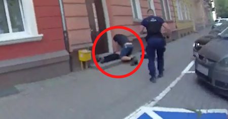 Leżał na schodach. Dramatyczne sceny. Pokazali nagranie