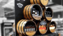 Jack Daniel's reklamowany na święta hasłem "Dobry prezent powstaje latami, nigdy na skróty"