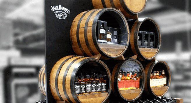 Jack Daniel's reklamowany na święta hasłem "Dobry prezent powstaje latami, nigdy na skróty"
