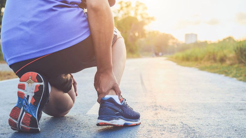 Naciągnięcie więzadeł to bardzo częsty uraz, który zwykle przytrafia się sportowcom i osobom aktywnym fizycznie