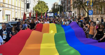 "Wszyscy korzystają w Polsce z ochrony prawnej". Rząd odpowiada KE ws. uchwał samorządów o "ideologii LGBT"