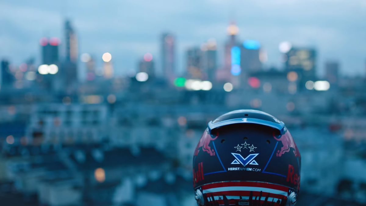 Max Verstappen pokazał nowy kask na wyścigi w USA. Miało być Miami, a w tle Warszawa