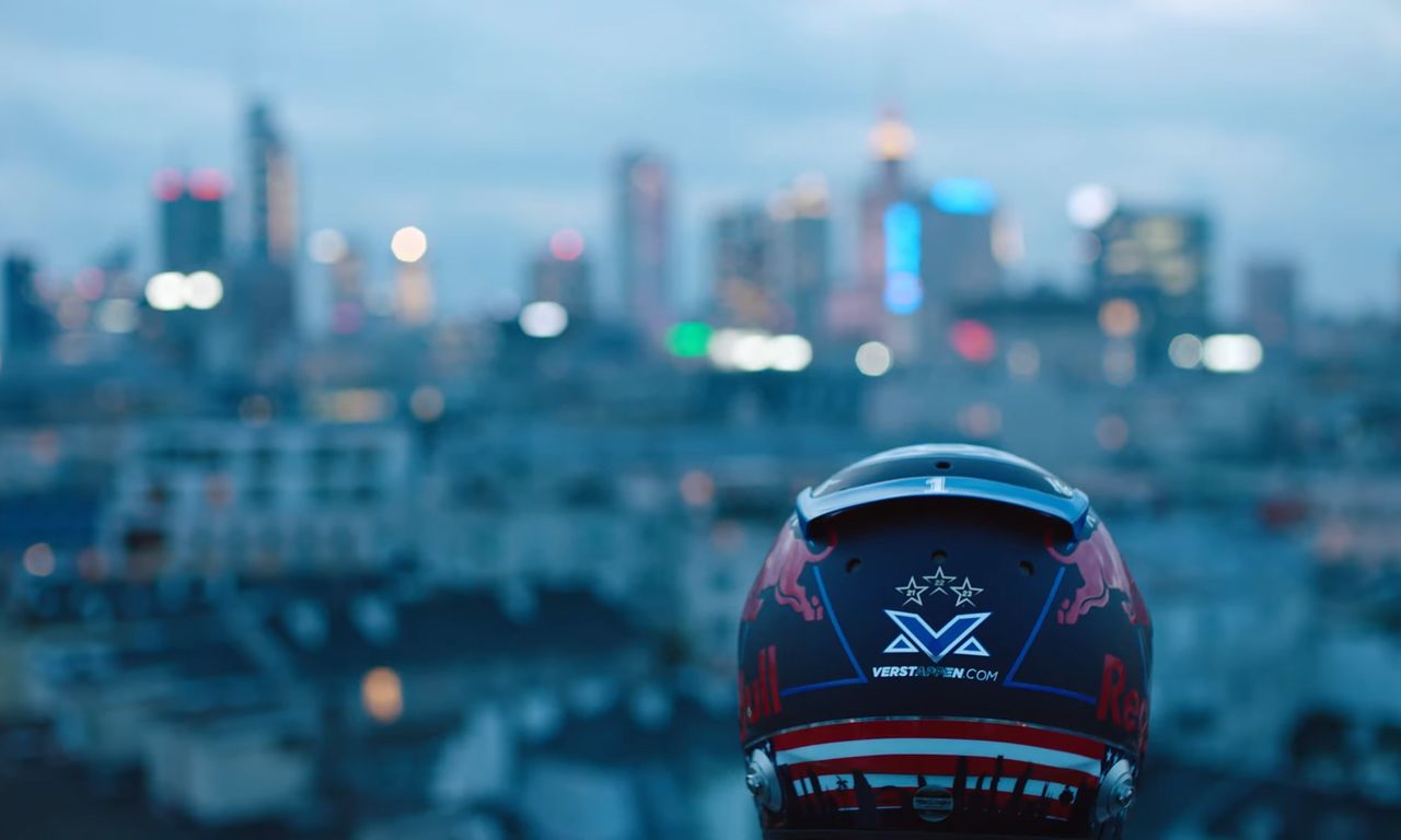 Max Verstappen pokazał nowy kask na wyścigi w USA. Miało być Miami, a w tle Warszawa