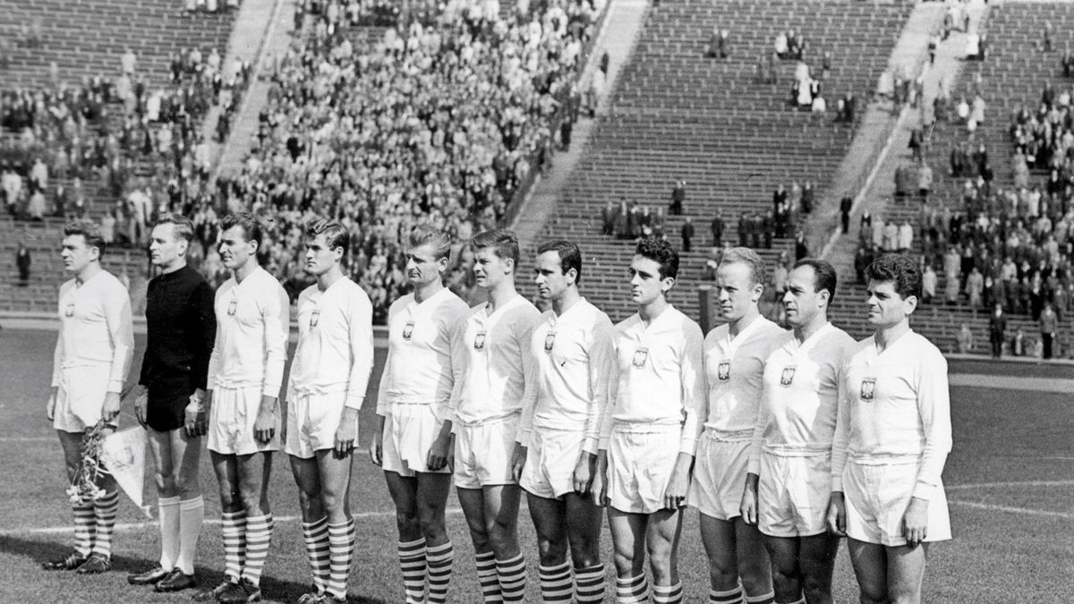 Mecz towarzyski Polska- - Czechosłowacja z 1964 r. Ryszard Grzegorczyk na zdjęciu trzeci od prawej 