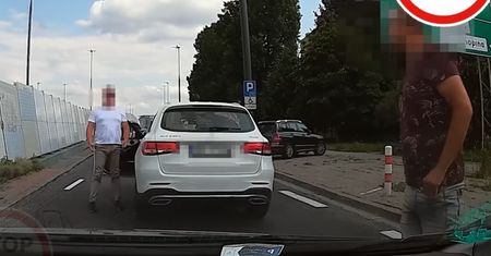 Pokłócili się na środku drogi w Warszawie. Poszło o jazdę na suwak