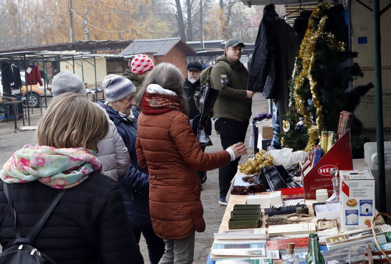Grudziądz: Lampki, Mikołaje, choinka... Tak wyglądał handel na listopadowym Pchlim Targu