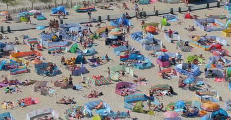 Nowy sezon, stare nawyki. Tak turyści zachowują się na plażach