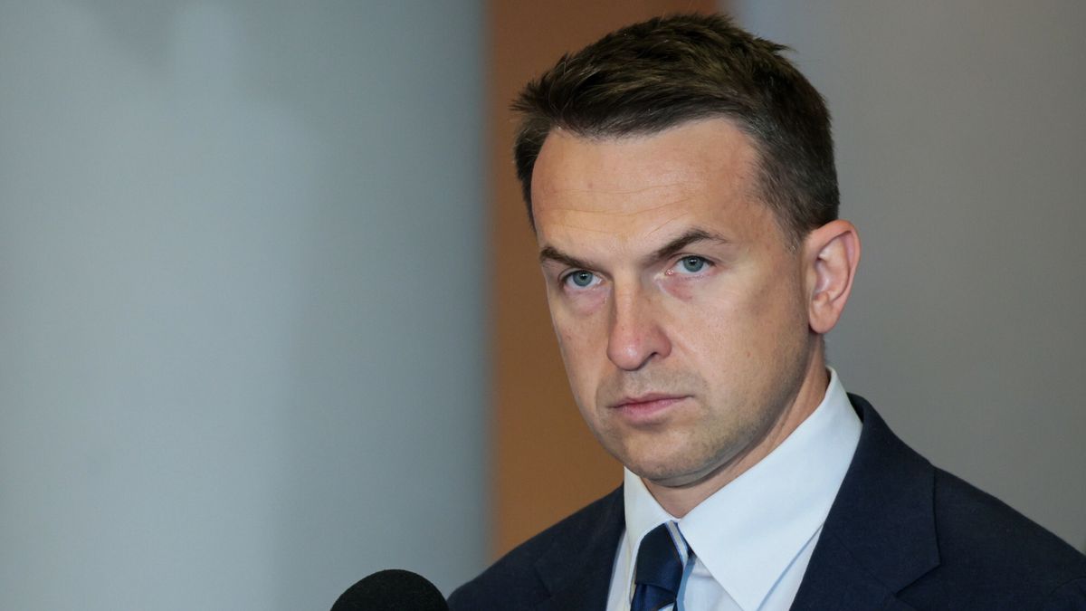 Wizyta premiera w siedzibie Polskich Sieci Elektroenergetycznych
Fot. Adam Burakowski/East News, 30.06.2025. Konstancin-Jeziorna. Wizyta premiera Donalda Tuska i minister klimatu Pauliny Hennig-Kloski w siedzibie Polskich Sieci Elektroenergetycznych. BGK i Polskie Sieci Elektroenergetyczne podpisza umow? na ponad 10,8 mld z? pozyczki na budowe nowych linii elektroenergetycznych.
N/z: rzecznik rzadu Adam Szlapka
Adam Burakowski