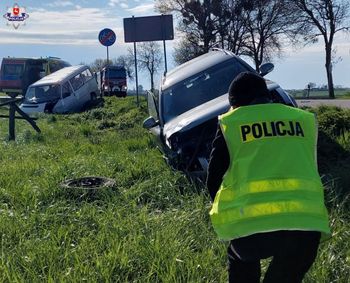 Zderzenie dwóch aut pod Warszawą. Ratownicy uwalniali zakleszczonego kierowcę