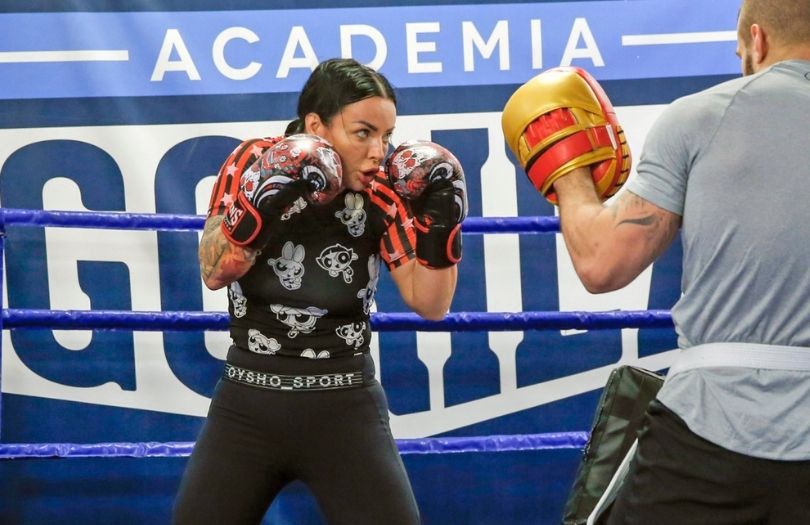 Kamila Wybrańczyk w pocie czoła trenuje tajski boks