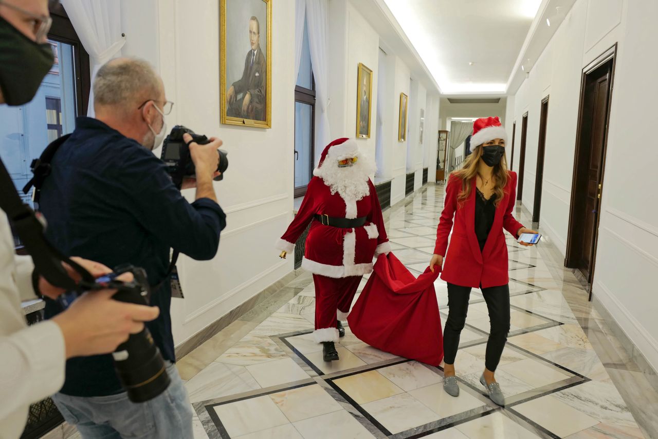 Wicemarszałek Sejmu Małgorzata Gosiewska jako święty Mikołaj 