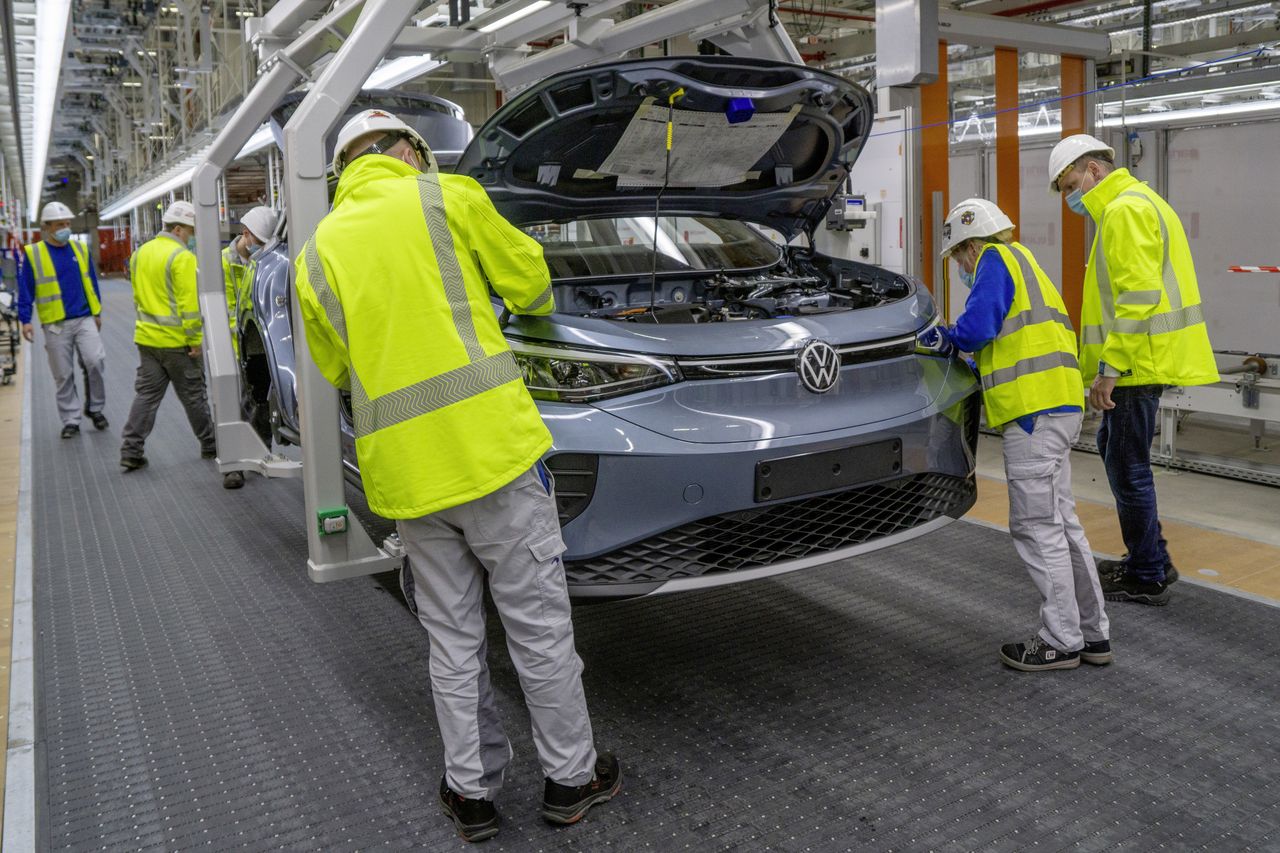 Volkswagen considers pay cuts as part of £3.5bn savings drive