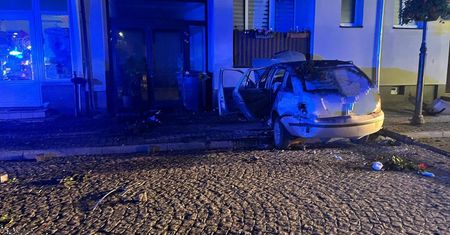 Pijany 19-latek wjechał Skodą w blok. Auto zatrzymało się centymetry od balkonu
