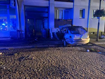 Pijany 19-latek wjechał Skodą w blok. Auto zatrzymało się centymetry od balkonu