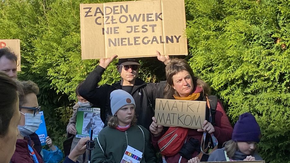 Warszawa. Protest przed siedzibą Straży Granicznej. Rodzice z dziećmi przyszli, by sprzeciwić się traktowaniu dzieci i rodzin uchodźczych na granicy białoruskiej (Barbara Kwiatkowska)