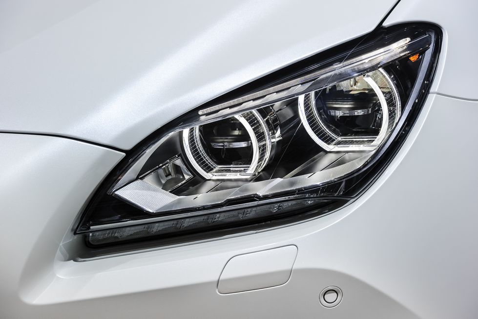 Zdjęcie reflektora samochodowego pochodzi z serwisu Shutterstock