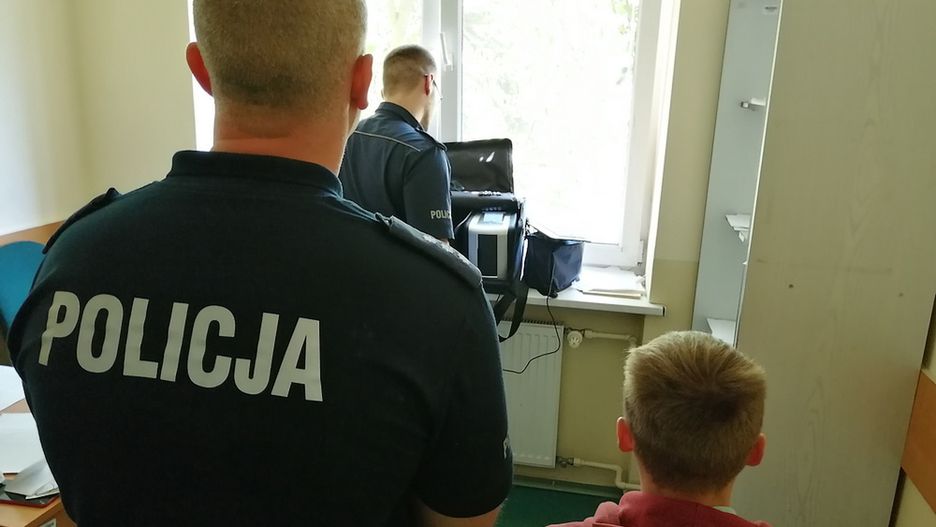 Powiat otwocki. Policja zatrzymała poszukiwanego mężczyznę, gdy ten kierował autem pod wpływem marihuany.
