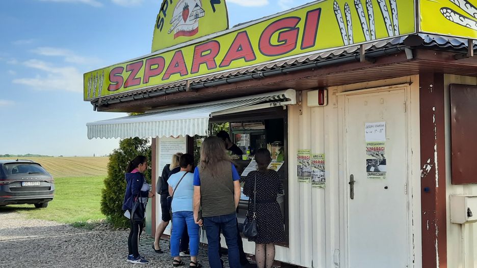 szparagi, kolejka pod sklepem