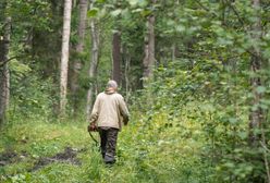 Błąkał się po polach. Grzybiarza znalazł przechodzień