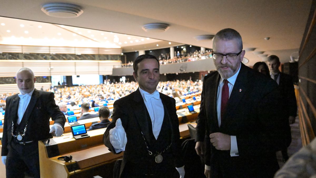 Straż parlamentarna wyprowadziła europosła Brauna z sali