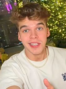 Jasper buduje jarmark świąteczny. Wybrał nietypową lokalizację