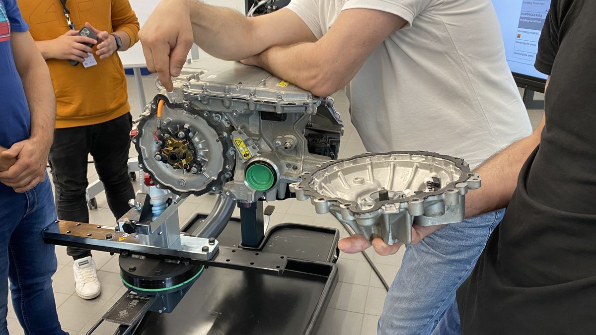 Maszyna elektryczna po zdjęciu pokrywy. Gdyby odnieść to do silnika spalinowego, to patrzymy na wał korbowy, układ korbowy i rozrząd