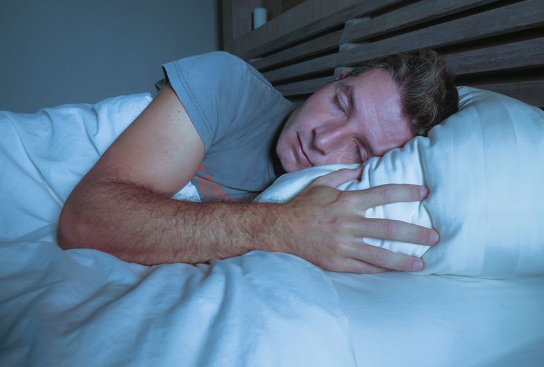 Naukowcy uważają, że spanie na boku pomaga usunąć toksyny z mózgu