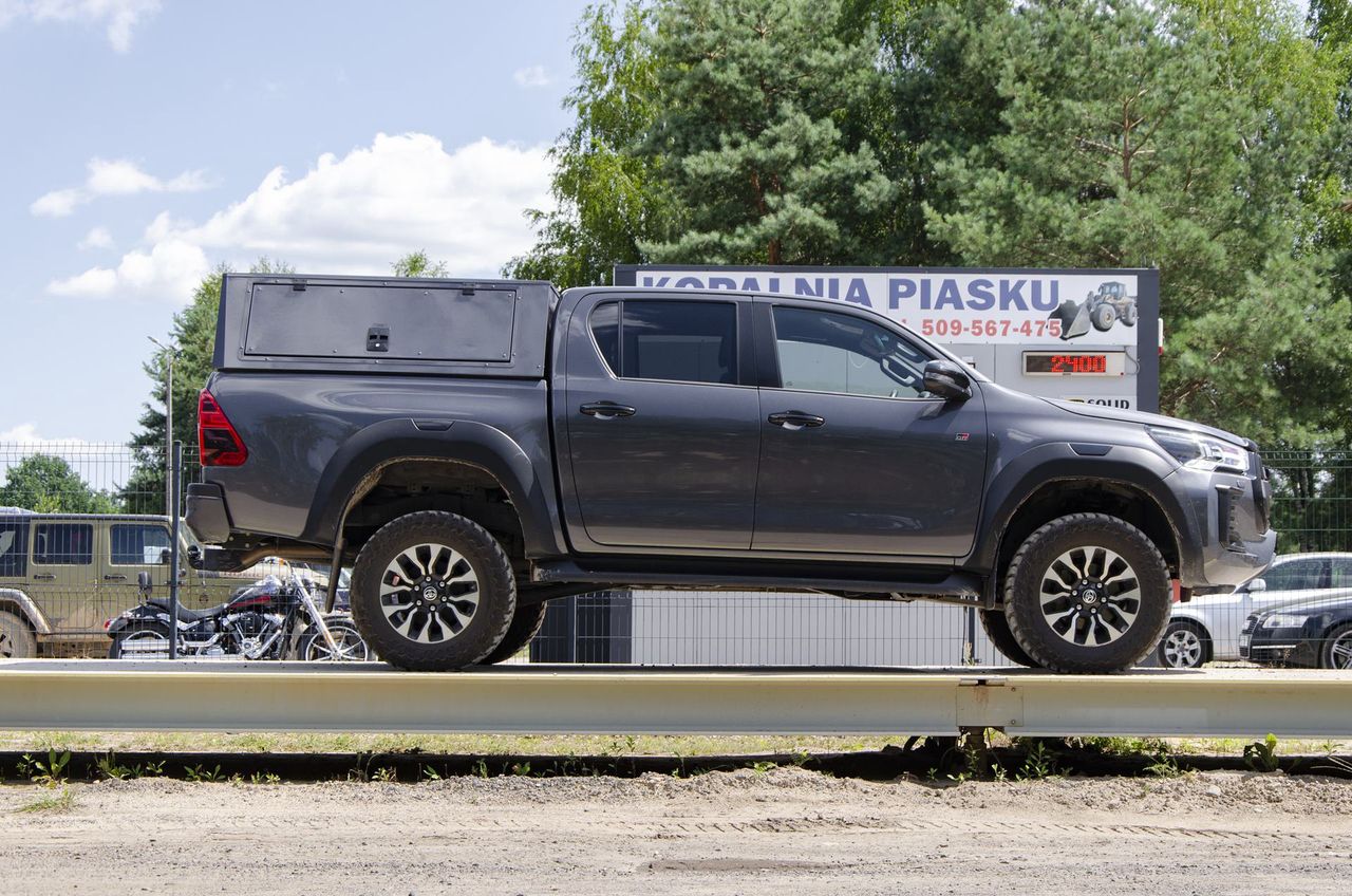 Toyota Hilux w takiej konfiguracji z pełnym zbiornikiem paliwa i bez kierowcy waży równe 2400 kg