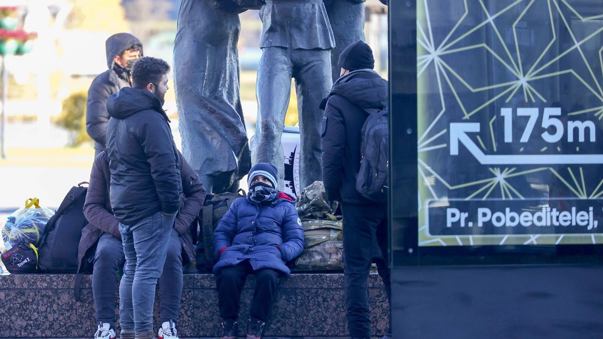 Tysiące migrantów przylatują do Mińska z Bliskiego Wschodu. Dzięki nim zarabiają taksówkarze, hotelarze i sklepikarze w stolicy Białorusi. 