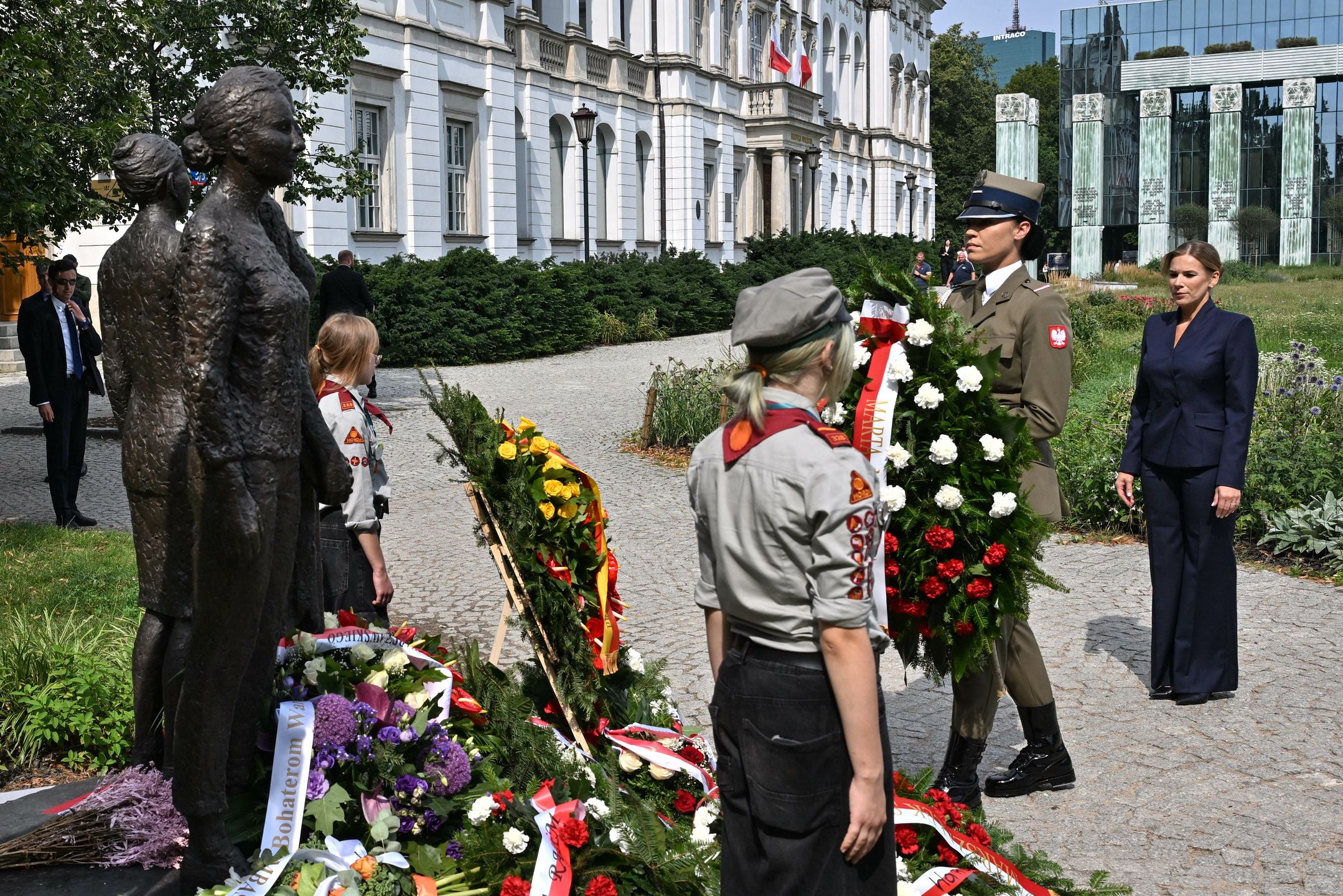 Warszawa, 01.08.2026. Obchody 82. rocznicy wybuchu Powstania Warszawskiego. Pierwsza dama Marta Nawrocka (P) składa kwiaty przy pomniku ?Kobietom Powstania Warszawskiego? w Warszawie, 1 bm. W stolicy trwają obchody 82. rocznicy wybuchu Powstania Warszawskiego - wystąpienia zbrojnego przeciwko okupującym Warszawę wojskom niemieckim, zorganizowanego przez Armię Krajową. (ad) PAP/Radek Pietruszka