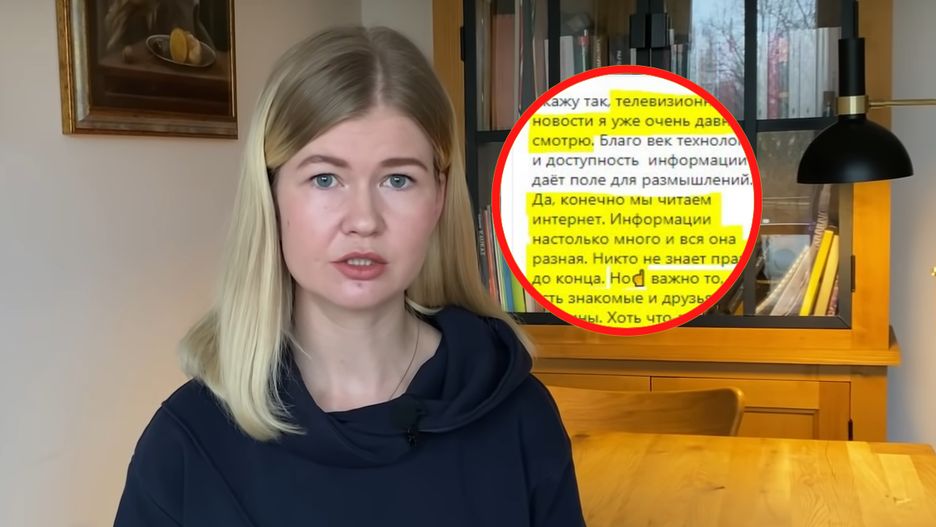 Rosjanka czyta wiadomości od znajomych dotyczące konfliktu z Ukrainą 