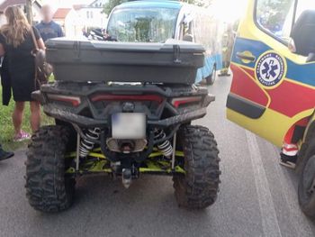 Nowęcin: Czołowe zderzenie quada i melexa. Pięć osób trafiło do szpitala
