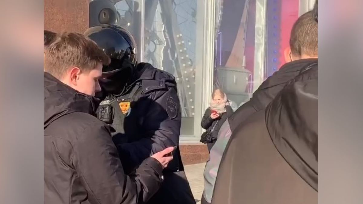 Zrzut ekranu przedstawiający policjantów sprawdzjacych tlefony mieszkańców Moskwy