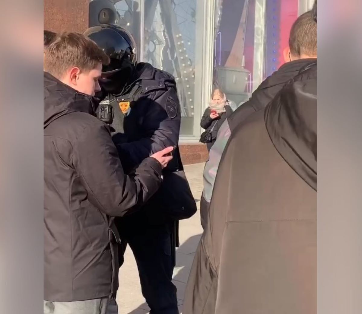 Zrzut ekranu przedstawiający policjantów sprawdzjacych tlefony mieszkańców Moskwy