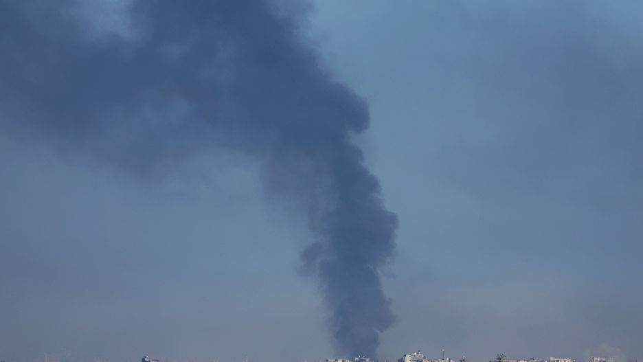 Dym nad dzielnicą Shujaiya w Strefie Gazy